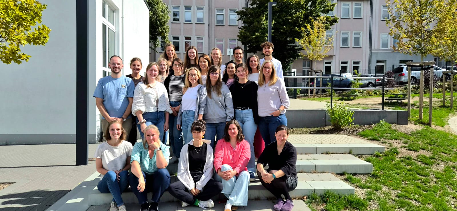Das Kollegium der Grundschule Wehringhausen vor dem Schulgebäude