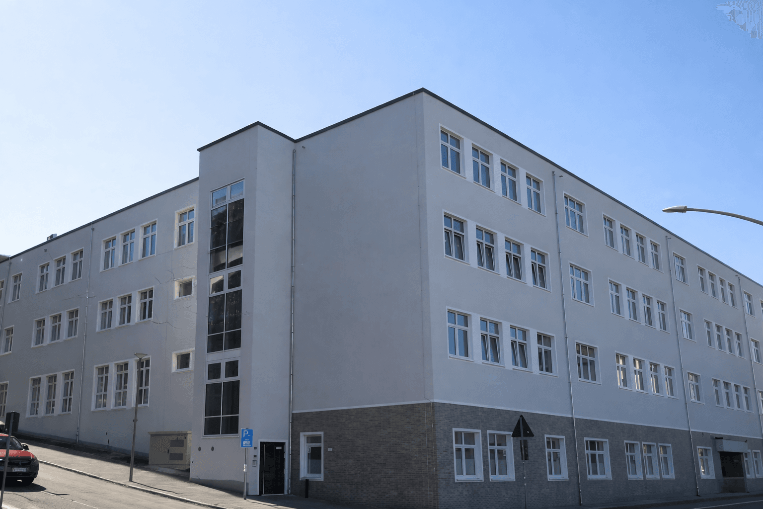 Kinder und Lehrkraft an der Grundschule Wehringhausen